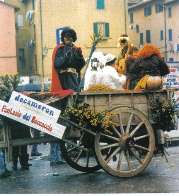 Originale idea di allestire un carro dedicato al Decamerone del Boccaccio